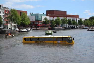 Amsterdam 'da gündüz vakti sıçrama turu otobüsü.