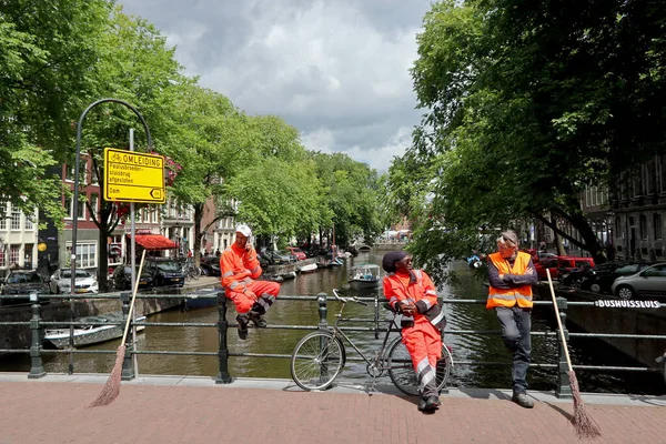 Mitarbeiter Der Stadt Amsterdam Putzen Während Einer Pause — Stockfoto