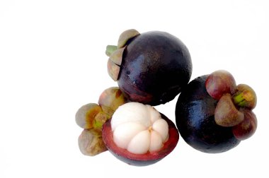 Mangosteen, Güneydoğu Asya 'ya özgü meyvelerin kralıdır. Fotoğrafta bir grup meyve var. Kısmi meyve. Beyaz arkaplan.