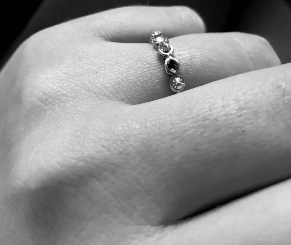 Fotografa Blanco Negro Enfocando Anillo Compromiso Compromiso Crecimiento Personal Andlig — Stockfoto