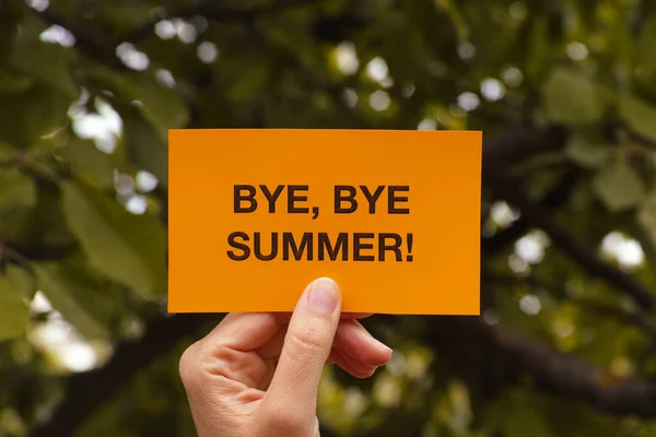 Αντίο Αντίο Καλοκαίρι Χέρι Κρατά Κίτρινο Κομμάτι Χαρτί Που Λέει — Φωτογραφία Αρχείου