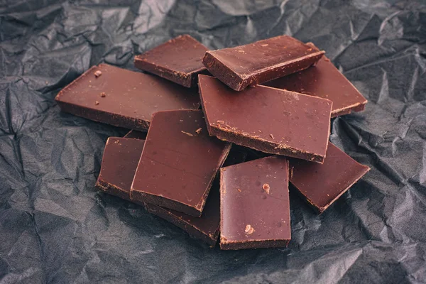Gebrochene Dunkle Schokolade Auf Schwarzem Hintergrund Nahaufnahme — Stockfoto