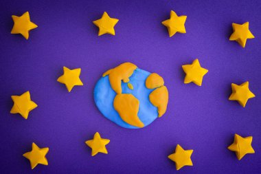 Seyyare yerküre ve yıldızlı gökyüzünün gece. Planet Earth (hamuru oyun çamurdan yaptım).