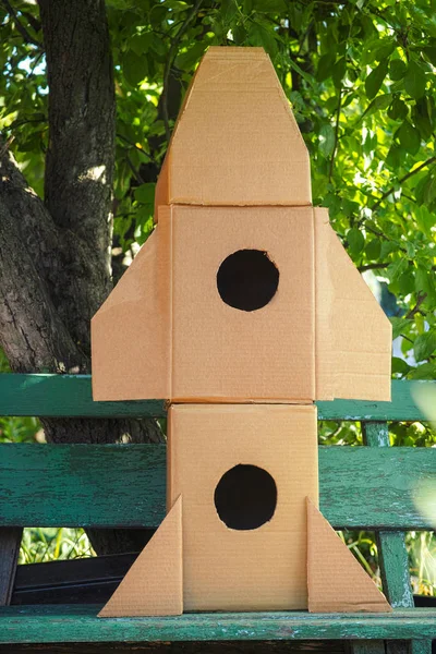 Karton uzay roketi bankta. Kavram görüntü.