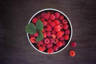 bir kase içinde organik ahududu