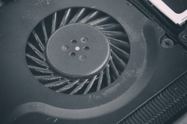 Bu toz ile dizüstü fan. Yakın çekim.