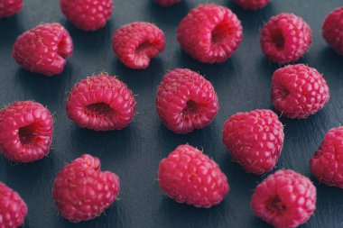 Olgun ahududu siyah bir arka plan. Yakın çekim.