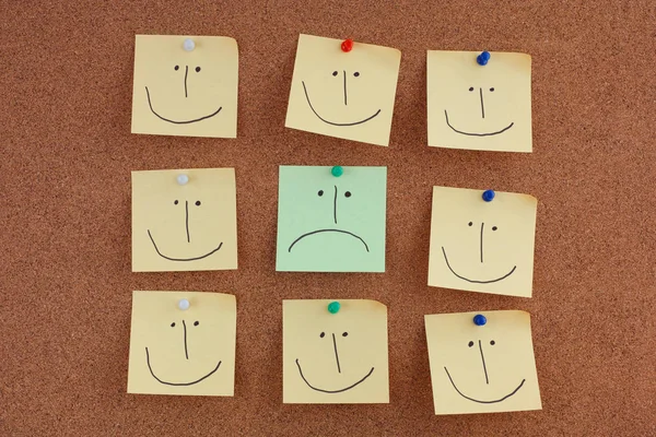 Notatki Uśmiechniętą Twarz Smutne Twarze Tablicy Ogłoszeń Bliska — Zdjęcie stockowe