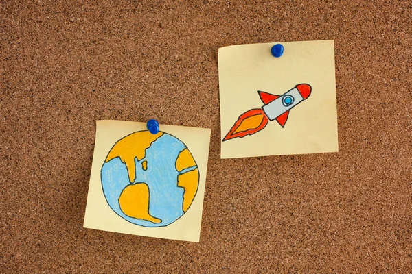 それノート地球と宇宙ロケット掲示板に掲示します 新しいアイデアのコンセプト — ストック写真