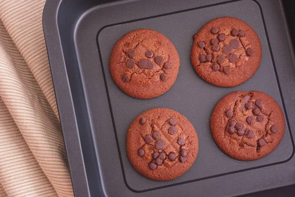 Läcker Hemmagjord Choklad Chip Cookies Bakplåt Närbild — Stockfoto