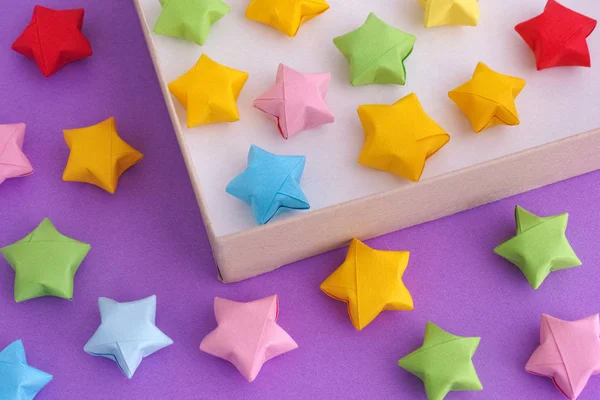 Colorido Origami Estrellas Suerte Una Caja Papel Cerca —  Fotos de Stock