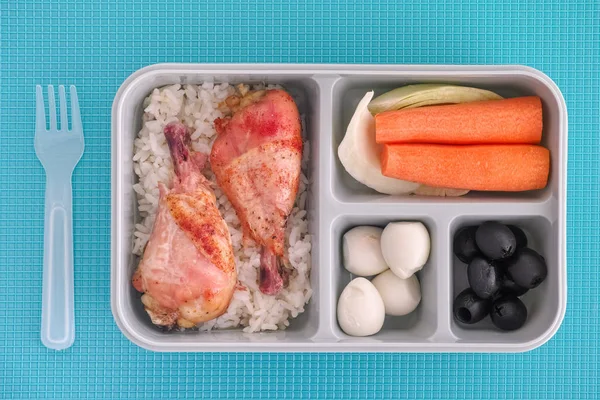 Boîte Lunch Avec Riz Poulet Œufs Caille Olives Noires Légumes — Photo