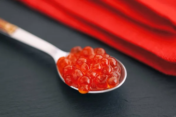 Caviar de salmón en una cuchara —  Fotos de Stock