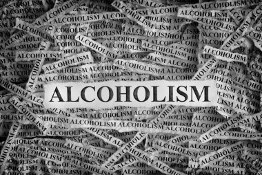 Alkolizm. Kağıt kelime alkolizm ile yırtık parçaları. Kavram görüntü. Siyah ve beyaz. Portre.