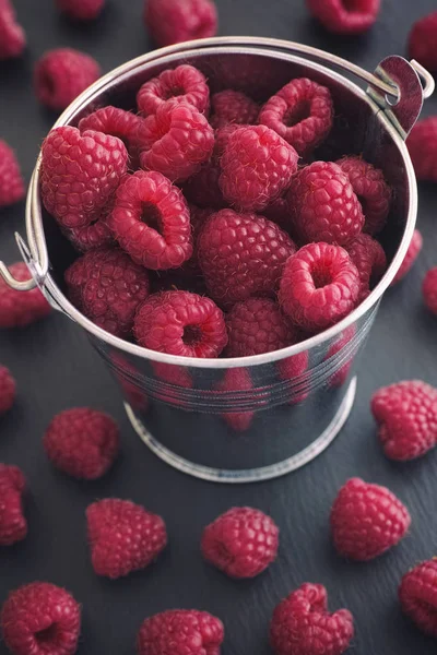 Ripe Raspberries Small Bucket Close — Stock Photo, Image