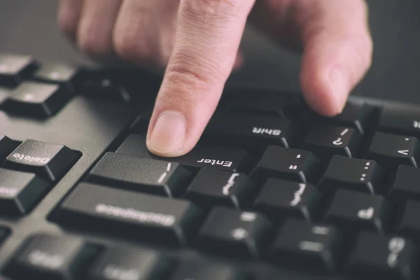 Persona escribiendo en un teclado y presionando la tecla Enter — Foto de Stock