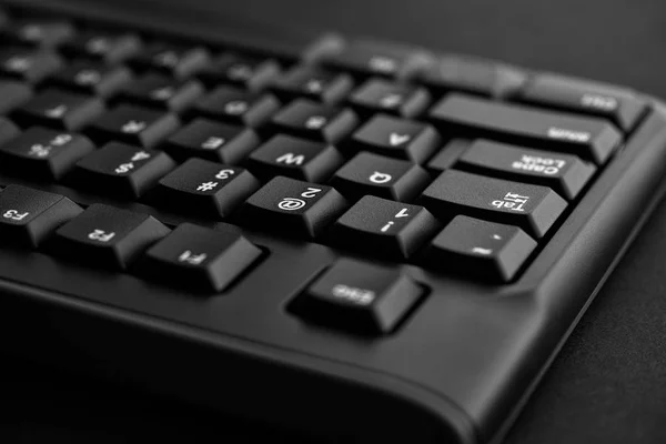 Teclado negro sobre fondo negro — Foto de Stock