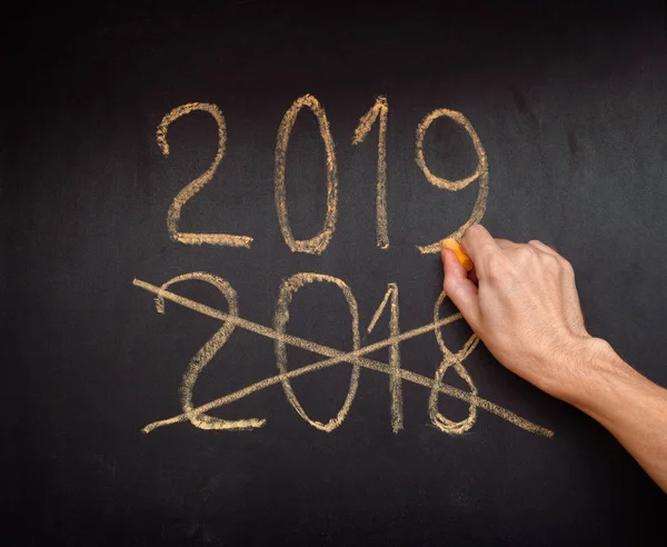 Escrita à mão 2019 e riscando 2018 — Fotografia de Stock