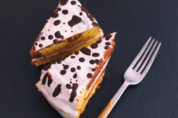Zelfgemaakte cake met witte en donkere chocolade topping — Stockfoto
