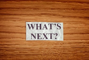 Buruşuk Kağıt Not soru ile sırada ne var? Yakın çekim.