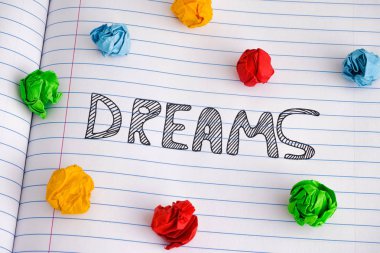 Word bazı renkli buruşuk kağıt ile defter sayfasındaki rüyalar 