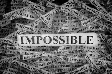 İmkansız. Kağıt imkansız kelimelerle yırtık parçaları. Kavram görüntü. Siyah ve beyaz. Yakın çekim.