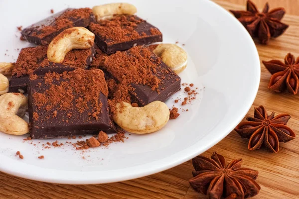 Delicioso Chocolate Negro Roto Con Cacao Polvo Anacardos Anís Estrellado — Foto de Stock