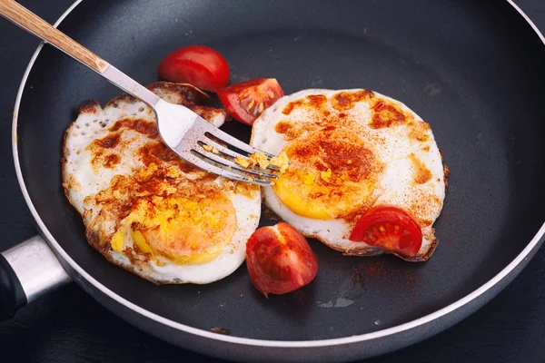 Huevos Fritos Una Sartén Con Pimentón Ahumado Tomates Cherry Frescos — Foto de Stock