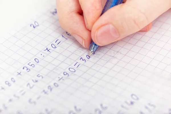 Niño haciendo matemáticas —  Fotos de Stock