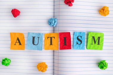 Word otizm ile bazı renkli buruşuk kağıt defter sayfası 