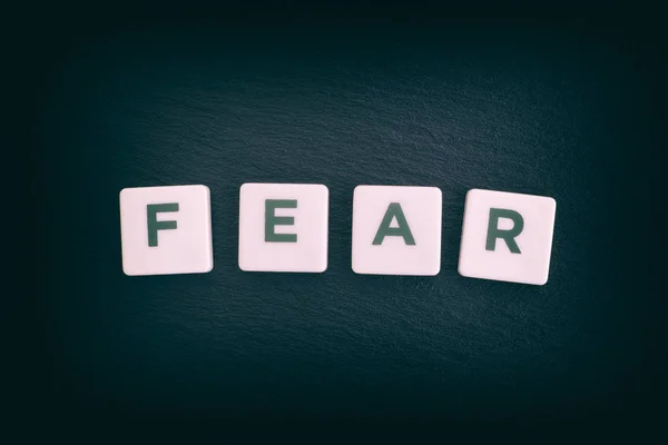 Word Fear on a black slate background — Stock Photo, Image