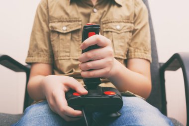 Genç oğlan oyun video oyun ile bir retro joystick