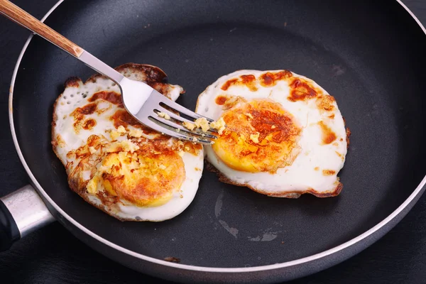 Gebakken eieren in een pan — Stockfoto