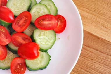 Dilimlenmiş salatalık ve domates