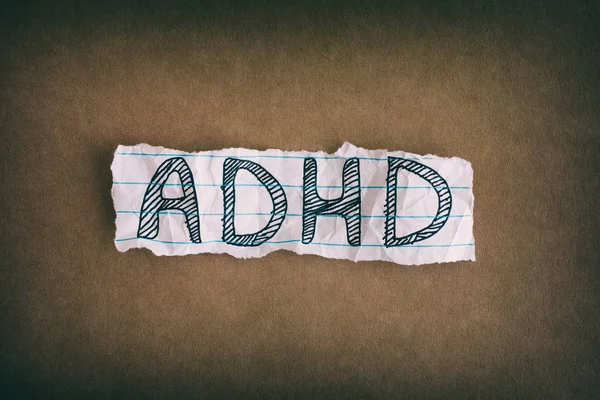 Abreviatura ADHD sobre fundo marrom — Fotografia de Stock