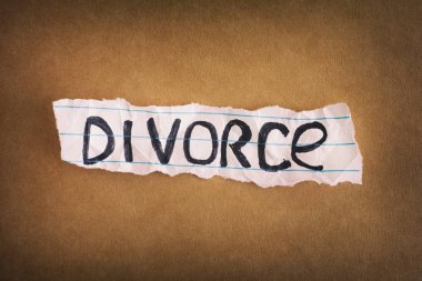 Kahverengi kağıt bac üzerinde kelime Boşanma ile kağıt buruşuk parçası