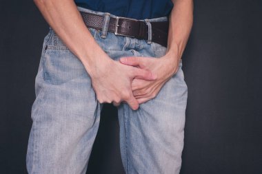 Erkek kot pantolon onun kasık elleriyle kapsar