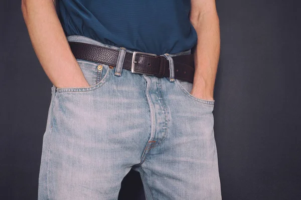 Hombre sosteniendo ambas manos en sus bolsillos — Foto de Stock