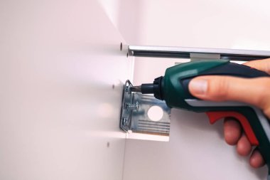  Elektrikli tornavida ile mobilya montajı