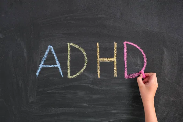 Kind schreibt Abkürzung adhd auf Tafel — Stockfoto