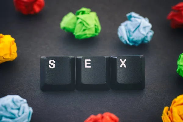 黒い背景にセックスという言葉 — ストック写真