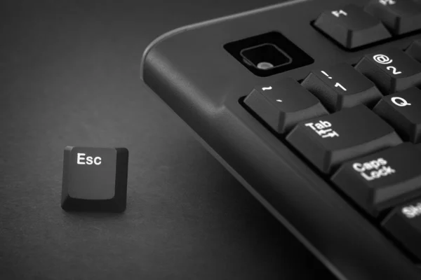 La tecla de escape escapa de un teclado de computadora negro — Foto de Stock