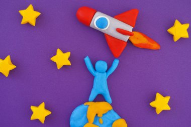 Dünya'da duran ve uzay roketini uzaya fırlatan kişi