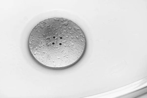 Taca prysznicowa z syfonem w kroplami wody — Zdjęcie stockowe