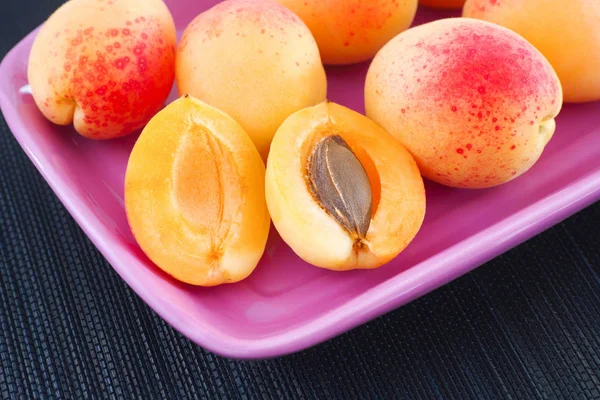 Zralé organické meruňky v talíři — Stock fotografie