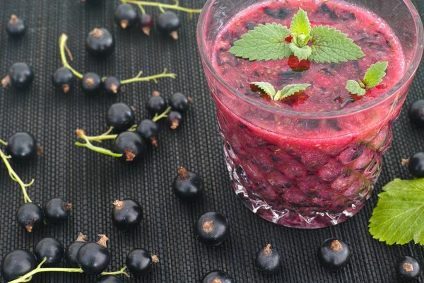 Fresh black currant smoothie with organic mint — Stock Photo, Image