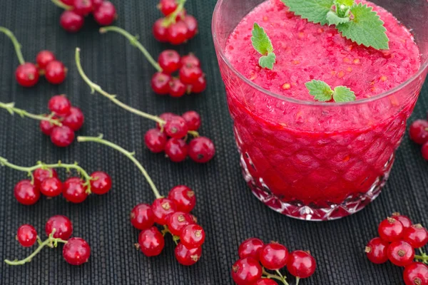 Fresh red currant smoothie with organic mint — Stock Photo, Image