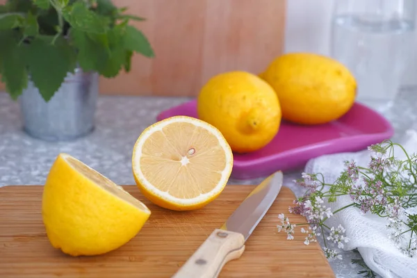 Sliced lemon on a cutting board — Stock Photo, Image