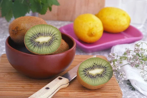 Kiwi fruit in a bowl — Stock Photo, Image