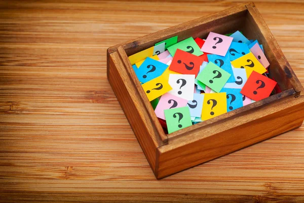 Punti interrogativi in una scatola di legno — Foto Stock